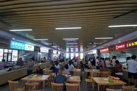 滕州市龙泉街道面向老人青年新新群体打造“食堂”“夜校”“24H小屋”图片