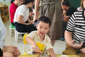 牵着爸爸妈妈的手，幼儿园萌新们迈出了勇敢的第一步图片