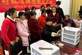 非遗绒花绽放城乡！湖南科技职业学院团队“六进”岳阳图片