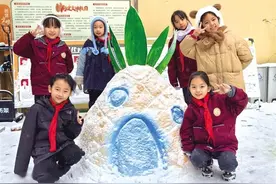 雪景中情境教学 操场变欢乐世界图片