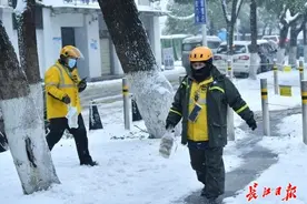 外卖小哥风雪兼程图片