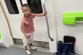 男孩趴在车厢内专注地写作业图片