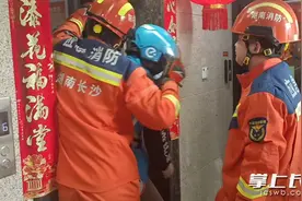 外卖小哥被困电梯，消防队员迅速解救图片