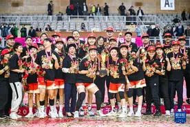 四川女篮卫冕WCBA总冠军 李梦当选总决赛最有价值球员图片