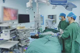 饮食无度阑尾反复发炎，“无痕”手术终结爱美女子顽固腹痛图片
