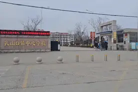 既是妈妈也是同桌同学，她用母爱照亮儿子的求学路图片