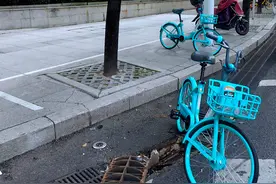 福州一道路井盖破损，热心市民放自行车提醒图片
