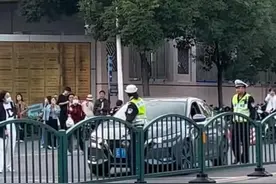 上海一女司机驾车顶着交警前行？交警回应：已移交派出所处理图片