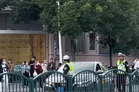 上海一女司机驾车顶着交警前行？交警回应：已移交派出所处理图片
