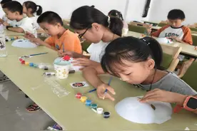 新城镇：童心巧手绘脸谱 京剧传承谱新篇图片