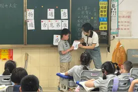 用满12分钟自动“黑屏”，这所小学课堂电子屏用上了“限时软件”图片