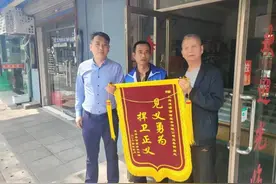 冲刺百米抓小偷，青浦这个保洁员变身街头英雄图片