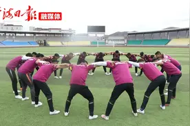 果洛格萨尔足球队前往多巴训练基地集训图片