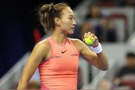 郑钦文逆转战胜阿尼西莫娃，闯入中网女单8强，赛后感谢观众深夜支持图片
