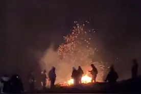 昆明被曝“游客夜爬纵火烧山”，当地称已上山调查！警方介入图片