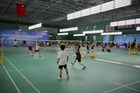 湖南羽协打造青少年系列赛事 2023“胜利少年”省青少年羽毛球公开赛挥拍图片