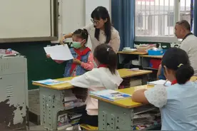 仅3年，一年轻女教师晋升校长！她几乎能教所有学科？图片