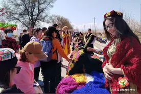 托克逊县：刺绣助力杏花节 “杏”福生活巧手“绣”图片