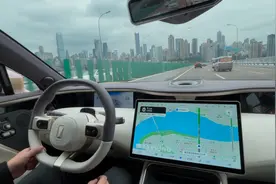 全程智驾，一次性跑完，上游新闻首测重庆中心城区17条自动驾驶试点路段图片