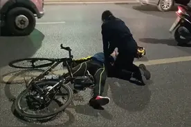 永州一男子路边骑行晕倒，女民警跪地抢救获点赞图片