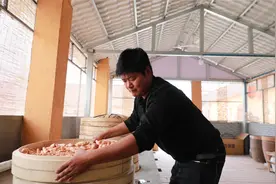 温县：九蒸九晒加工怀地黄图片