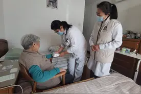 家庭医生新春走进社区，为行动不便老人免费体检图片