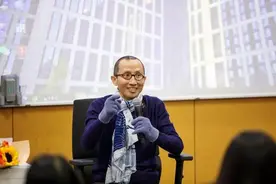 患癌教授拄拐杖授课，“生死课”何以动人？图片