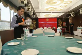 永宁举办餐饮行业服务员技能竞赛 30人比拼摆台“功夫”图片