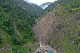 成功避险！施工必经道路边坡大面积滑坡，高速路公司提前转移118名施工人员图片