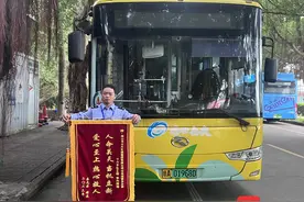 赞！海口“公交侠”又救人了 发病乘客被紧急送医图片
