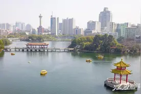 泛舟赏景 乐享春光图片