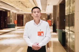 代表声音｜杨骐铭：保障公交车路权优先，倡导绿色出行图片
