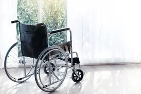 卧床老人换残疾证为何要推到医院？当地：换证需残疾评定，该老人不符合上门鉴定标准图片