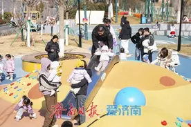 济南儿童友好乐园人气旺 温暖春日成亲子欢乐天地图片