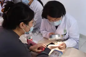 烟台毓璜顶医院皮肤科开展“九九重阳节 关爱老年人皮肤健康”义诊活动图片