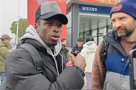 武汉地铁两条新线开通，外国留学生把课堂搬进地铁首班车图片