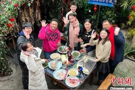 两岸青年南京展厨艺 同做同享团圆饭图片