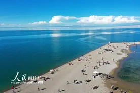 青海：青海湖美景醉游人图片