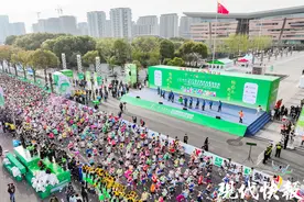 赛会纪录“双破”，三万跑者齐聚扬州奔跑在烟花三月之中图片
