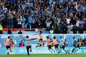 大连英博成功冲超，超6万人观战创中甲上座新纪录图片