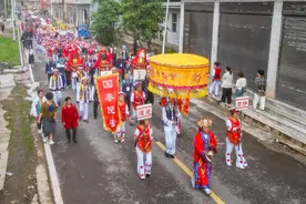 白族儿女载歌载舞欢庆“三月街”，期盼风调雨顺图片