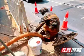 民生实事见实效 紧急抢修解决污水排放问题图片
