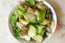 吃这菜要连母带子，入冬就等它冒头，水灵爽脆清炒最好吃！图片