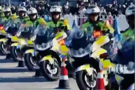 帅！骑警丝滑表演专治强迫症视频封面