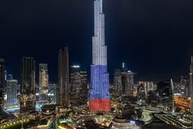 俄媒：世界第一高楼迪拜哈利法塔亮起俄罗斯国旗色灯光，“支持俄罗斯”图片
