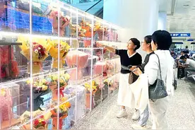 天河机场上新鲜花无人零售柜 国庆假期每日销售40余束 解决旅客接机送花需求图片