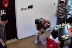 拍客｜幼童吃枇杷被果核卡住喉咙 宝妈镇定使用海姆立克急救成功图片