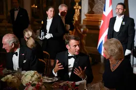 法国宴请英国国王查尔斯三世，有“国鸡”，没鹅肝图片