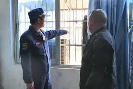 防盗窗未设置逃生窗口，消防部门责令整改！图片