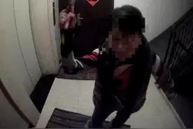 七旬独居老人凌晨砸楼下邻居的门 邻里矛盾何解？图片